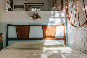 sypialnia w stylu rustykalnym